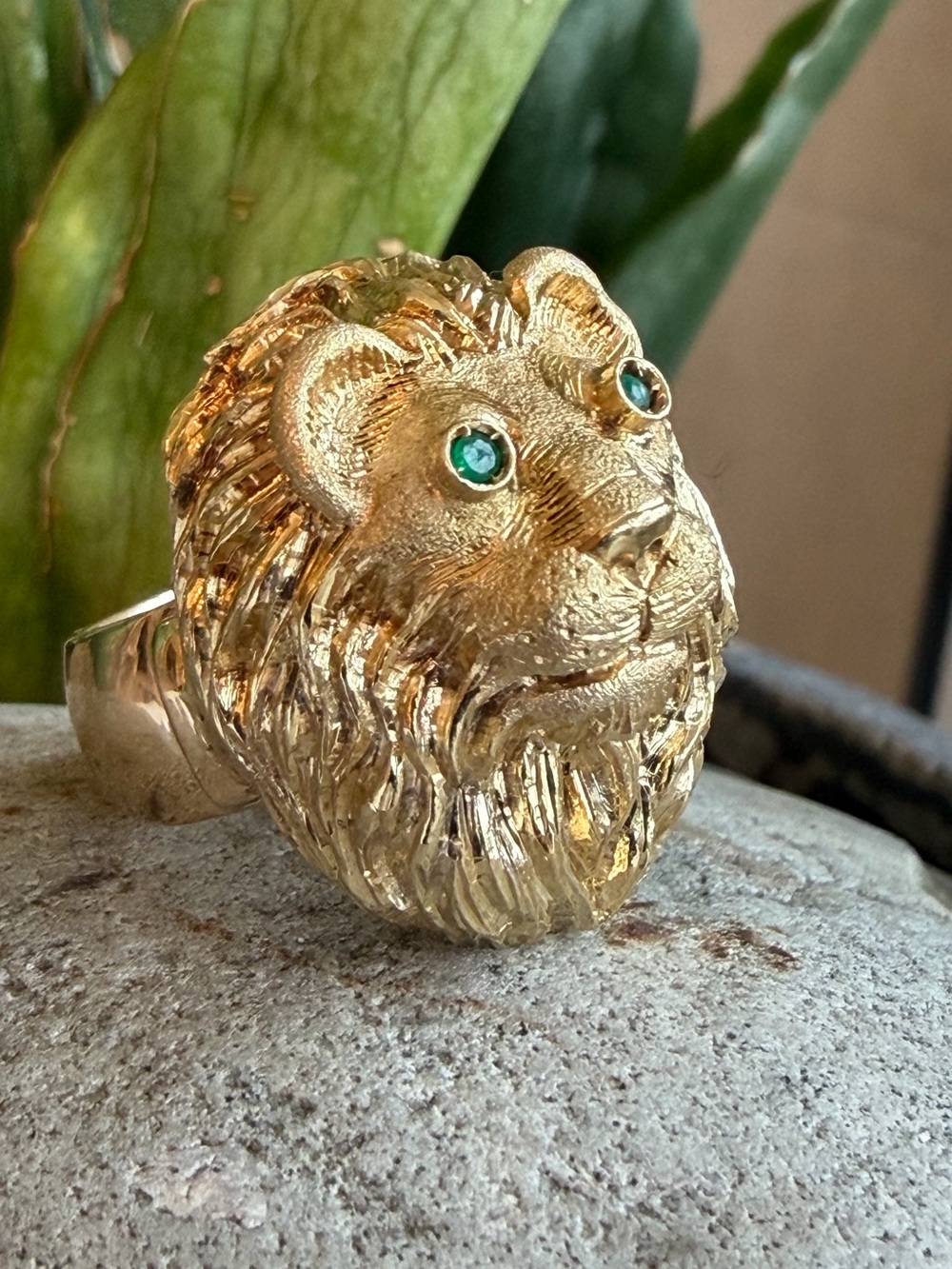 18k gold and emerald lion ring